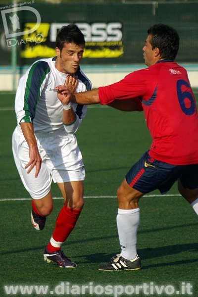Emiliano Frau ferma lo scatto di Christian Ibba  (Progetto Sant'Elia - Castelsardo: 4-0)